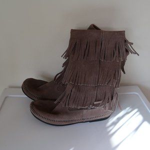Minnetonka 3-layer fringe boot gray